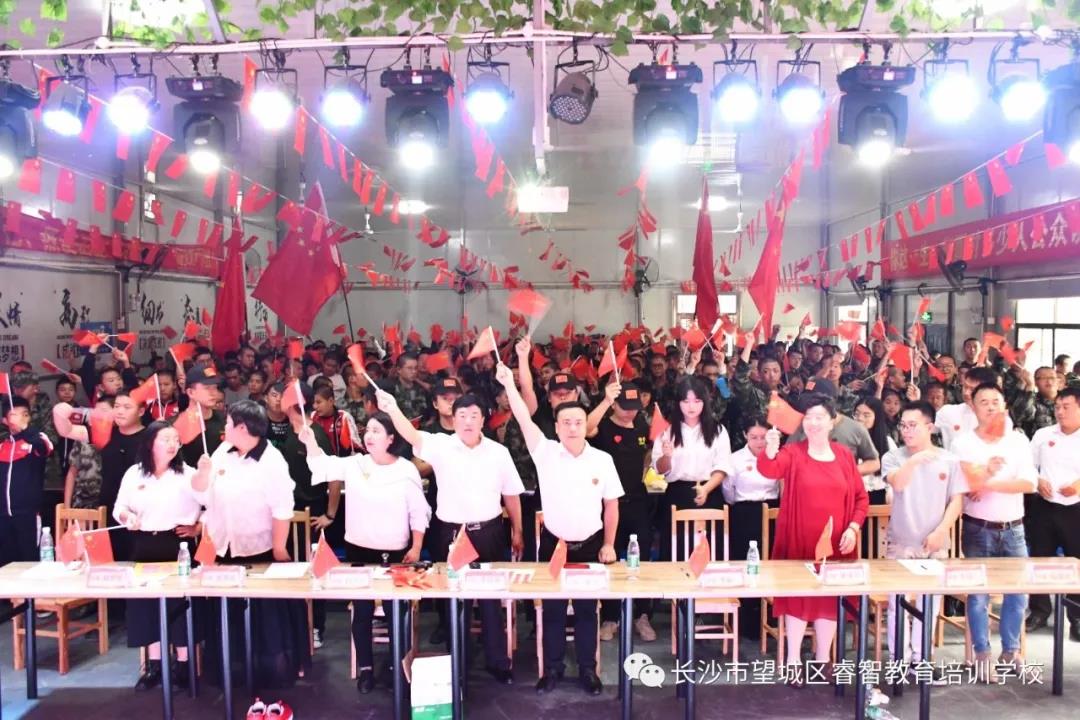 新起点教育专门举行“庆国庆、迎中秋”歌咏会