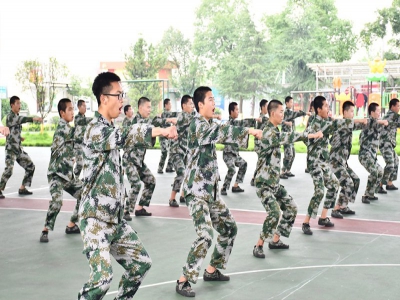 同学们正在进行练习擒敌拳