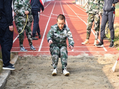 同学们正在练习跳远