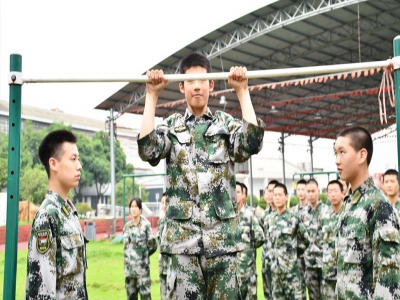 同学们正在练习引体向上